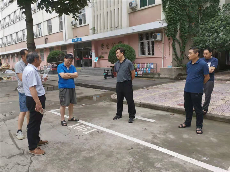 1627463314808090444.jpg 查看雨后学生公寓楼情况.jpg