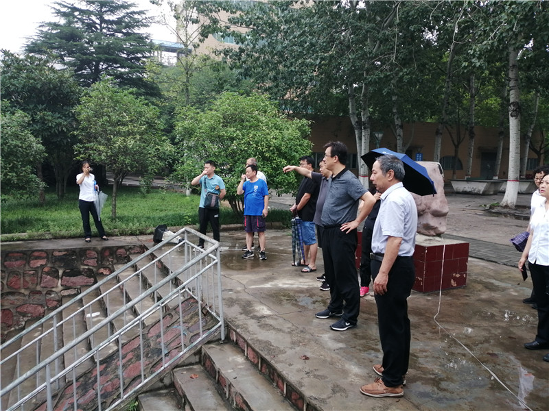 1627463268962076225.jpg 查看龙湖校区北苑地下运动场积水、受损情况.jpg